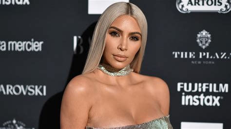 Watch Access Hollywood Interview Kim Kardashian Strips Down And Poses In Nothing But Glitter For