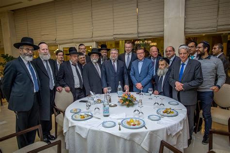 שר התיירות, חכ יריב לוין וסגן שר הבריאות, חכ יעקב ליצמן, נועדו לישיבת עבודה מיוחדת בה נקבע מתווה עבודה להסדרת תחום התיירות הרפואית לישראל. תוניס: שר התיירות הנכנס - יהודי - רדיו קול חי