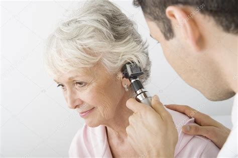 Doctor Examining Patients Ear Using Otoscope — Stock Photo