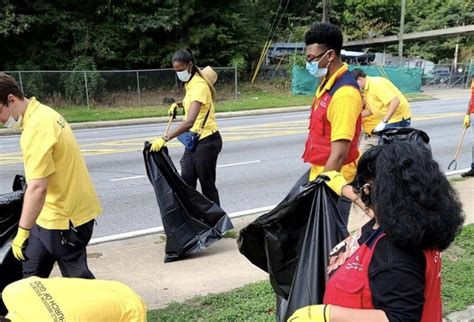 Volunteers Pick Up Debris As Atlantas Trash Collectors Struggle Under