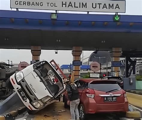 Truk Nahas di GT Halim Utama, Remaja 18 Tahun Ini Sebabkan Tabrakan