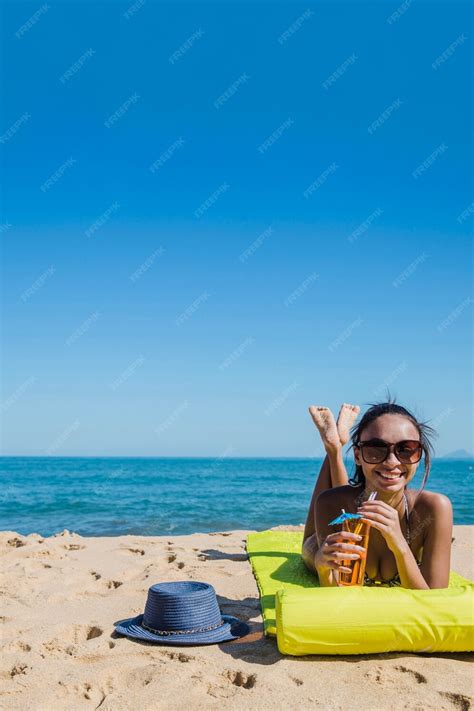 Glückliche Junge Mädchen Am Strand Kostenlose Foto