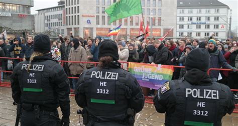 Wir behalten uns vor, euch von der kundgebung zu verweisen, wenn ihr. Königsplatz: 250 Demonstranten gegen AfD-Veranstaltung ...