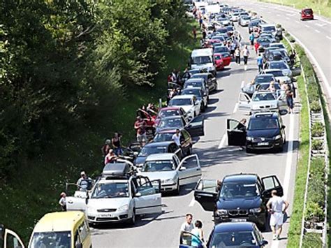 Im reiseverkehr richtung süden hat sich am samstag bereits in der früh ein massiver stau vor dem karawankentunnel (a11) in kärnten bei der ausreise nach slowenien gebildet. 15 Kilometer Stau vor Karawankentunnel - kaernten.ORF.at