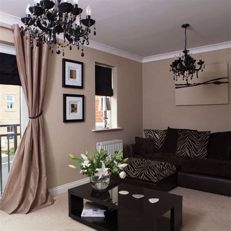 As you start browsing furniture, decorating and wall ideas for your room, think about the space's desired purpose and focus on a few staple items, such as a comfortable sofa and a coffee table, then choose the rest of the accent furniture and wall decor accordingly. Sitting room paint colour help