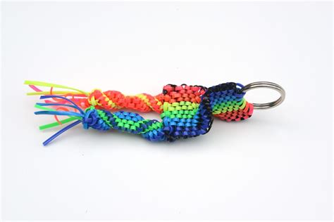 This instruction set will describe in detail how to create a box stitch, one of the simplest types of lanyard designs. So, I make stuff: Double Box, Tornado, and more Lanyards ...