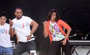 Michelle Obama Breaks Out Uptown Funk Dance Moves At White House S Easter Egg Roll Daily Mail