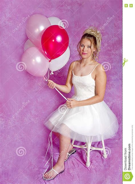 jolie fille blonde de l adolescence robe habillée balloons image stock image du beau