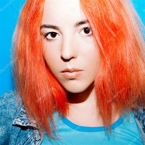 chica adolescente con cabello naranja color de pelo elegante fotografía de stock