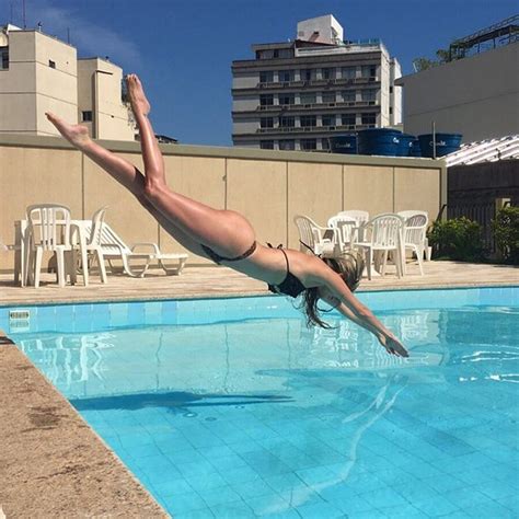 EGO Bárbara Evans exibe corpo sequinho enquanto pula na piscina notícias de Famosos