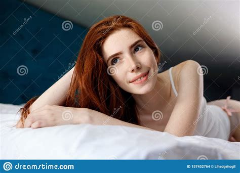Junge Rothaarige Halb Nackt Auf Dem Bett Liegend Stockfoto Bild Von M Dchen Kaukasisch