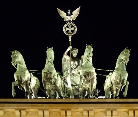 Gambar Monumen Patung Tengara Kuda Seni Berlin Piala Gerbang