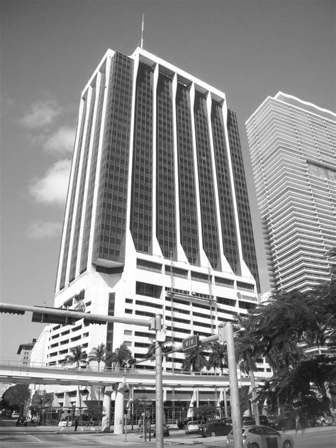 El Imperio Moderno One Biscayne Tower