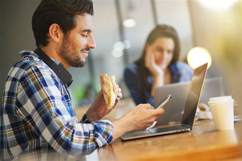 Compañeros De Trabajo Que Tienen Un Descanso Para Almorzar Foto Premium