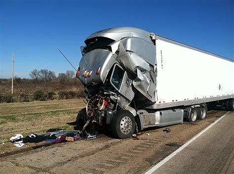 Two 18 Wheelers Crash Wreck Closes I 20 In Bossier City