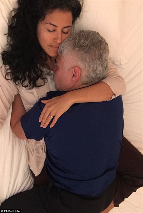 Professional Cuddler Earns 17k By Snuggling Strangers Daily Mail Online