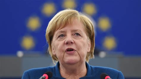 Merkel Mødt Med Klapsalver Og Buh Råb Eu Har Brug For Sin Egen Hær