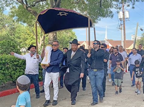 Chabad Of West Houston Welcomes New Sefer Torah