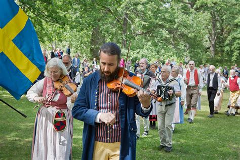 Juni, er det svenska flaggans dag. Varför kan inte nationaldagen kallas "Svenska Flaggans Dag ...