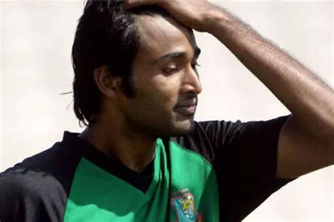 گیند نہیں چمکائی تو بنگلہ دیش کے اس کرکٹر نے ساتھی کھلاڑی کی میچ کے دوران ہی کردی پٹائی ، مل