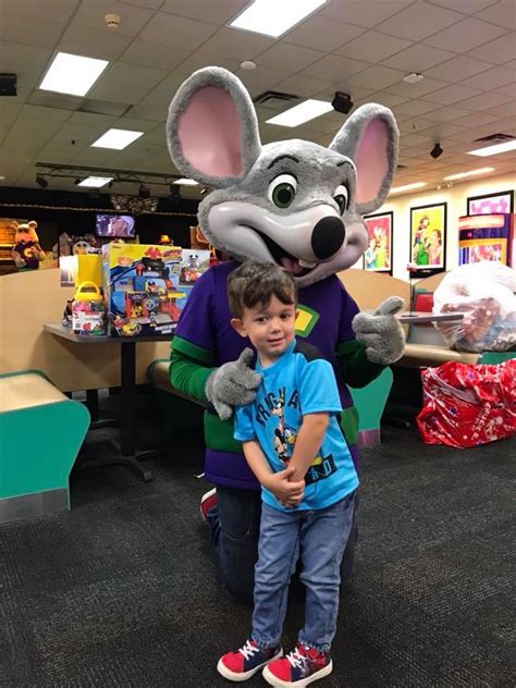 No One Showed Up To A 4 Year Olds Birthday So Chuck E Cheese