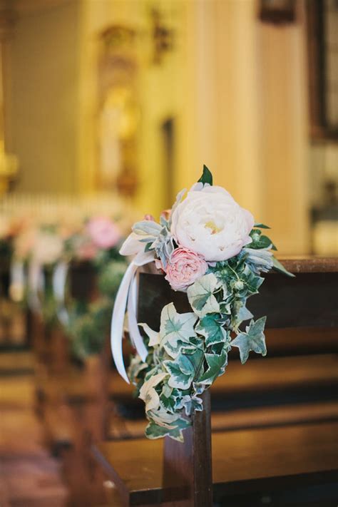Se desiderate che il vostro matrimonio sia ricordato da tutti i fiori sono un elemento fondamentale in ogni matrimonio, capaci di creare atmosfere romantiche e addobbi stupendi e grande disponibilità degli addetti. 15 idee per allestire la cerimonia in chiesa | Wedding ...