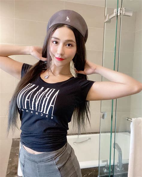 Taiwanese Busty Girl Yokozuna Kaimi Uses Her Body To Demonstrate Six