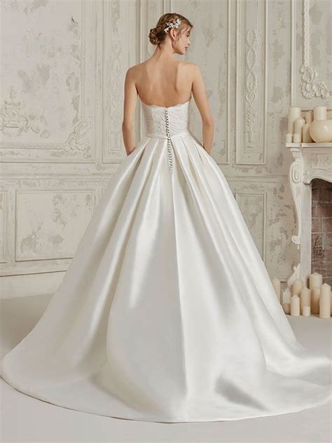 Hier findest du unsere schöne, einzigartige und große auswahl unserer brautkleider aus der brautblüte in düsseldorf, krefeld und köln! Schulterfreies Brautkleid mit Corsage ...