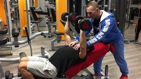 Prima di darvi qualche consiglio su quali esercizi a corpo libero effettuare per aumentare la massa muscolare dei pettorali a casa vostra, vi fornirò qualche delucidazione da un punto di vista anatomico, che male non fa. Allenamento Richiamo Spalle -Pettorali - YouTube