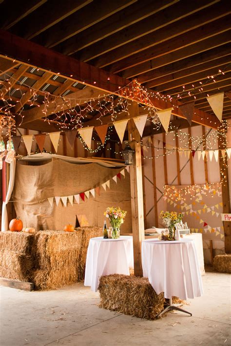 Lately barn weddings are becoming more and more popular and it's not surprising because of their very personalized and unique location and style. Barn wedding interior - Photo via Project Wedding | Diy ...