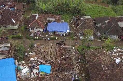 Indonesian Earthquake Tops 300 Deaths Today Breeze