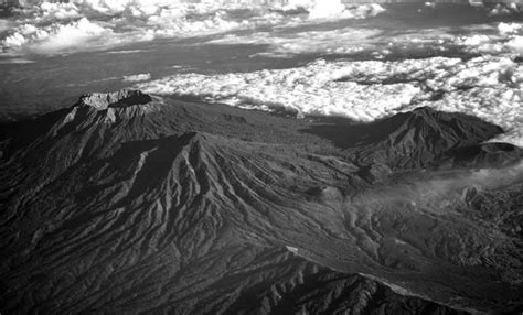 Gunung dengan medan yang berat dan sulit ini merupakan gunung idola bagi para pendaki penyuka tantangan yang menguji adrenalin. 5 Misteri Gunung Raung yang Mengerikan - Misteri, Fakta ...