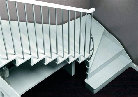 La contrahuella estándar tiene unas dimensiones de 210 x 1000 x 18 mm y pesa 3 kg. Mide tu escalera de interior fácilmente - Subiendo escaleras