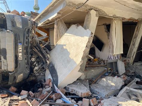 Samsun da kamyonun üzerine devrildiği tek katlı ev yıkıldı Ereğli