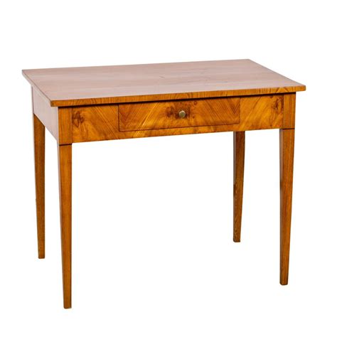 Wenn ich mich nicht irre ist es ein schreibtisch im biedermeier stil. BIEDERMEIER-SCHREIBTISCH
