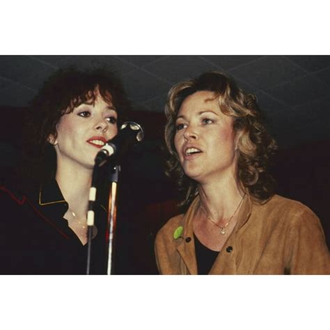 Michelle Phillips And Mackenzie Phillips Singing In Concert 24x36