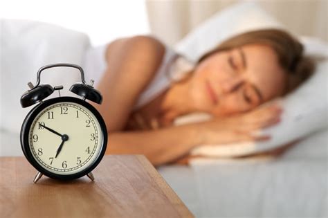 睡觉的女人和闹钟图片素材 六点五十还在睡觉的女人创意图片 格式 未来素材下载