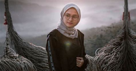 Kalau belum bisa bermanfaat untuk orang lain, setidaknya tidak menyusahkan orang lain. Jangan Bandingkan Bahagiamu Dengan Bahagia Orang Lain ...