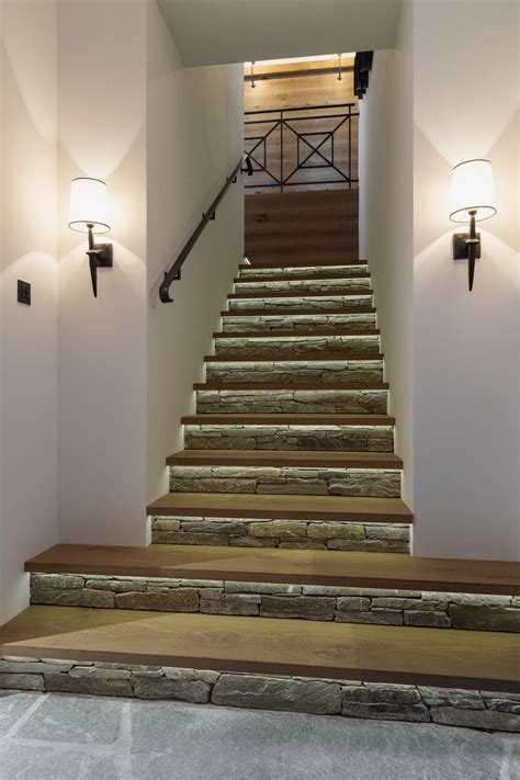 In puncto design werden treppen bisweilen unterschätzt. Treppe in Naturstein mit unterleuchteten Tritten