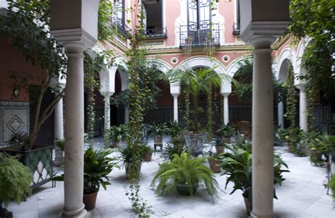 Its doors open out to the jewish quarter, within the vicinity of the alcázar de los reyes cristianos, the royal stables, the 10th century caliphate baths and the synagogue. File:Juderia de Sevilla-Patio (Calle Ximenez de Enciso ...