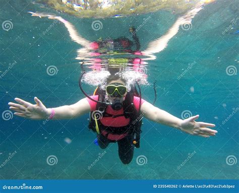 Woman Dives In The Depths Of The Water With Oxygen Tank Gogles Enjoy Happy And Enthusiastic