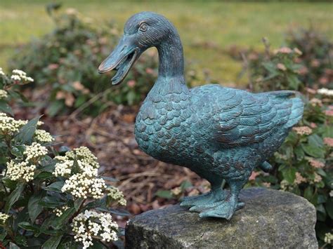 Gartenfigur Stehende Ente Aus Bronze Mit Grünen Nuancen Gartendekor