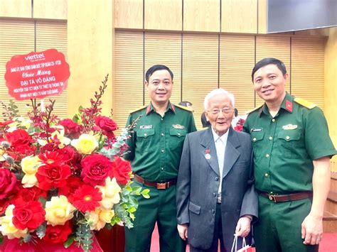 Đồng Chí Võ Đặng Vinh Dự Nhận Huy Hiệu 75 Năm Tuổi Đảng Cổng Thông