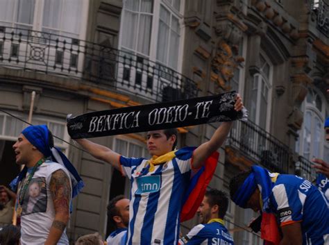 7/11 às 20:44 fc porto e os amigos com david pereira 7/11 às 19:16 se também tens orgulho partilha. O FUTEBOL CLUBE DO PORTO ergueu o troféu em Dublin!