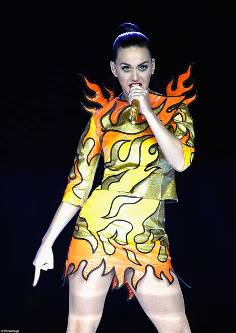 Katy Perry Kicks Off Super Bowl Half Time Performance By Twerking On Lenny Kravitz Daily Mail