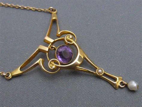 A Beautiful Art Nouveau 9ct Gold Necklace Set With An Amethyst And