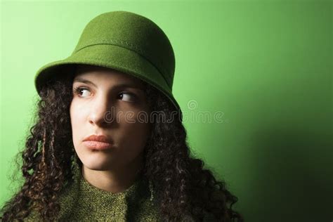 Mujer Caucásica Joven Que Desgasta La Ropa Y El Sombrero Verdes Imagen De Archivo Imagen De