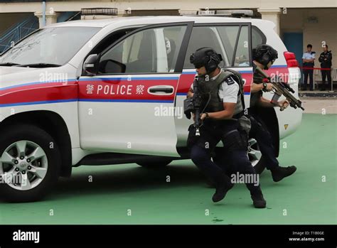 Hong Kong 25th Mar 2019 Police Officers Dash Out Of A Patrol Car