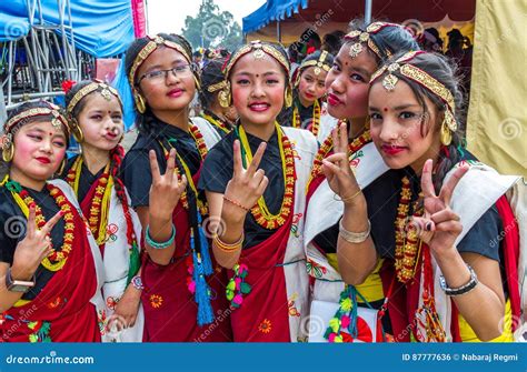 Danseurs Népalais Dans Le Vêtement Traditionnel De Nepali Photo