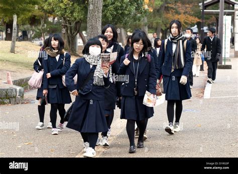 Japanese Schoolgirls Stockfotos And Japanese Schoolgirls Bilder Alamy